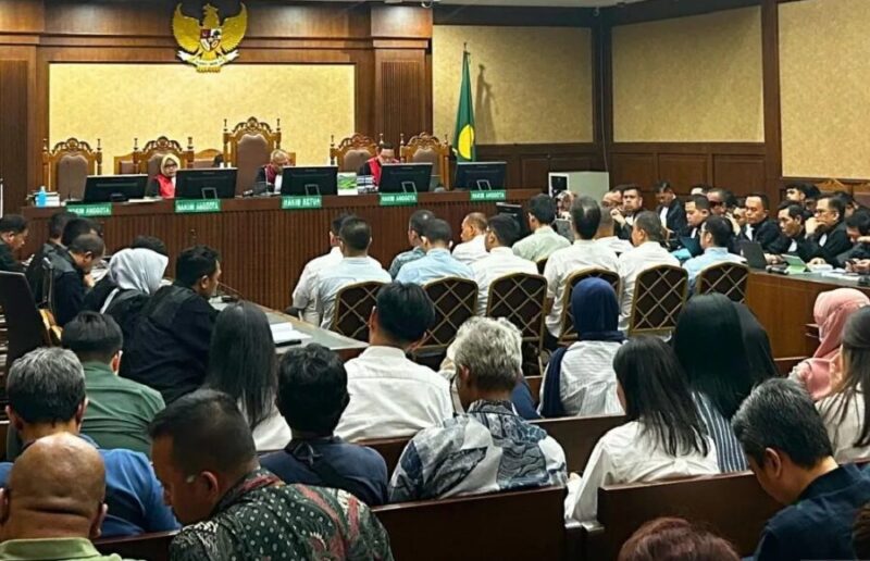 Dua puluh lima terdakwa mendengarkan jaksa penuntut umum membacakan surat dakwaan dalam sidang di Pengadilan Tindak Pidana Korupsi pada Pengadilan Negeri Jakarta Pusat, Selasa (28/8/2026). (Jennus)