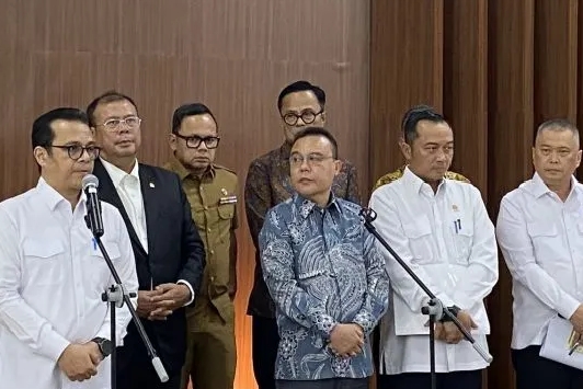 Pemerintah dan DPR menerangkanengenai pembagian kewenangan pengaturanntatif ojol di Jakarta, Selasa (18/8/2026). (Jennus)