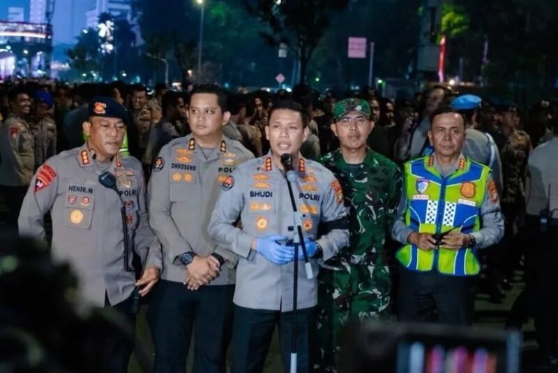 Kabid Humas Polda Metro Jaya Kombes Pol Budi Hermanto bersama jajaran menyampaikan keterangan usai penyampaian aspirasi mahasiswa di Jakarta, Selasa (18/8/2026). (Humas Polda Metro Jaya)