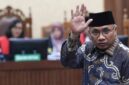 Mantan Menteri Agama Yaqut Cholil Qoumas melambaikan tangan dari kursi terdakwa ke arah pengunjung sidang. (Jennus)
