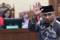Mantan Menteri Agama Yaqut Cholil Qoumas melambaikan tangan dari kursi terdakwa ke arah pengunjung sidang. (Jennus)