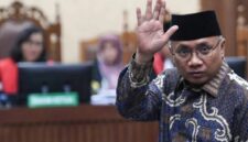 Mantan Menteri Agama Yaqut Cholil Qoumas melambaikan tangan dari kursi terdakwa ke arah pengunjung sidang. (Jennus)