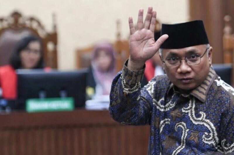 Mantan Menteri Agama Yaqut Cholil Qoumas melambaikan tangan dari kursi terdakwa ke arah pengunjung sidang. (Jennus)