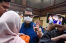 Mantan Direktur Utama PT Perusahaan Gas Negara (PGN) Tbk Hendi Prio Santoso menjawab awak medisnyang menghampirinya setelah dijatuhi hukuman empat tahun penjara dalam perkara korupsi kerja sama jual beli gas. (Jennus)