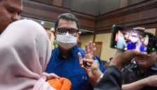 Mantan Direktur Utama PT Perusahaan Gas Negara (PGN) Tbk Hendi Prio Santoso menjawab awak medisnyang menghampirinya setelah dijatuhi hukuman empat tahun penjara dalam perkara korupsi kerja sama jual beli gas. (Jennus)