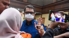 Mantan Direktur Utama PT Perusahaan Gas Negara (PGN) Tbk Hendi Prio Santoso menjawab awak medisnyang menghampirinya setelah dijatuhi hukuman empat tahun penjara dalam perkara korupsi kerja sama jual beli gas. (Jennus)