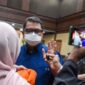 Mantan Direktur Utama PT Perusahaan Gas Negara (PGN) Tbk Hendi Prio Santoso menjawab awak medisnyang menghampirinya setelah dijatuhi hukuman empat tahun penjara dalam perkara korupsi kerja sama jual beli gas. (Jennus)