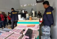 Uang palsu pecahan Rp100.000 senilai total Rp36 miliar diperlihatkan kepada wartawan saat keterangan pers Polda Metro Jaya di Jakarta, Sabtu (23/8/2026). (Jennus)