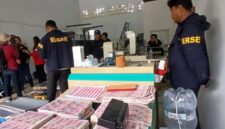 Uang palsu pecahan Rp100.000 senilai total Rp36 miliar diperlihatkan kepada wartawan saat keterangan pers Polda Metro Jaya di Jakarta, Sabtu (23/8/2026). (Jennus)