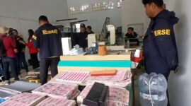 Uang palsu pecahan Rp100.000 senilai total Rp36 miliar diperlihatkan kepada wartawan saat keterangan pers Polda Metro Jaya di Jakarta, Sabtu (23/8/2026). (Jennus)