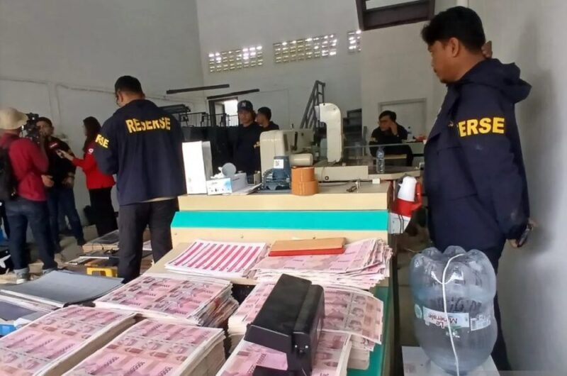 Uang palsu pecahan Rp100.000 senilai total Rp36 miliar diperlihatkan kepada wartawan saat keterangan pers Polda Metro Jaya di Jakarta, Sabtu (23/8/2026). (Jennus)