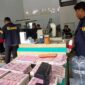 Uang palsu pecahan Rp100.000 senilai total Rp36 miliar diperlihatkan kepada wartawan saat keterangan pers Polda Metro Jaya di Jakarta, Sabtu (23/8/2026). (Jennus)