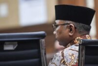 Mantan Menag Yaqut Cholil Quomas mendengarkan pembacaan putusan hakim yang menolak perlawanannya dalam perkara korupsi kuota haji. (Jennus/Ant)