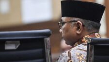 Mantan Menag Yaqut Cholil Quomas mendengarkan pembacaan putusan hakim yang menolak perlawanannya dalam perkara korupsi kuota haji. (Jennus/Ant)