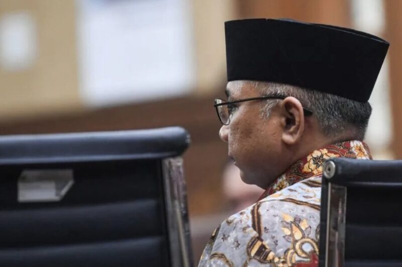Mantan Menag Yaqut Cholil Quomas mendengarkan pembacaan putusan hakim yang menolak perlawanannya dalam perkara korupsi kuota haji. (Jennus/Ant)