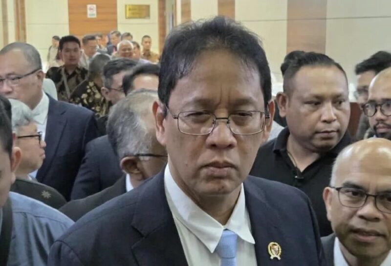 Menteri Perekonomian Purbaya Yudhi menghadapi pertanyaan wartawan di halaman gedung DPR RI Senayan, Jakarta, Kamis (27/8/2026). (Jennus)