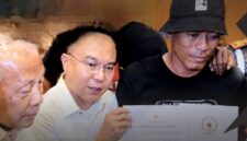 Wakil Ketua DPR RI Sufmi Dasco Ahmad menunjukkan surat komitmen untuk menyelesaikan RUU Perampasan Aset paling lambat 15 Desember 2026 yang sudah ditandatanganinya kepada pendemo. (Jennus)