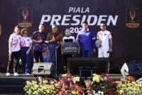 Ketua SC Piala Presiden 2026 Maruarar Sirait menyampaikan keterangan dalam konferensi pers di Balai Kota Surabaya, Jawa Timur, Minggu (2/8/2026). (Jennus)