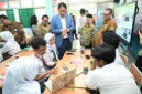 Menteri Ekonomi Purbaya mengunjungi sejumlah sekolah di Jakarta dan mengamati langsung penggunaan IFP dalam proses pembelajaran. (Kementerian Ekonomi)
