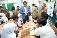 Menteri Ekonomi Purbaya mengunjungi sejumlah sekolah di Jakarta dan mengamati langsung penggunaan IFP dalam proses pembelajaran. (Kementerian Ekonomi)
