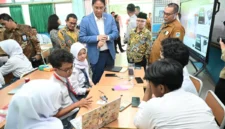 Menteri Ekonomi Purbaya mengunjungi sejumlah sekolah di Jakarta dan mengamati langsung penggunaan IFP dalam proses pembelajaran. (Kementerian Ekonomi)