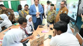 Menteri Ekonomi Purbaya mengunjungi sejumlah sekolah di Jakarta dan mengamati langsung penggunaan IFP dalam proses pembelajaran. (Kementerian Ekonomi)