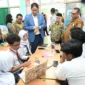 Menteri Ekonomi Purbaya mengunjungi sejumlah sekolah di Jakarta dan mengamati langsung penggunaan IFP dalam proses pembelajaran. (Kementerian Ekonomi)