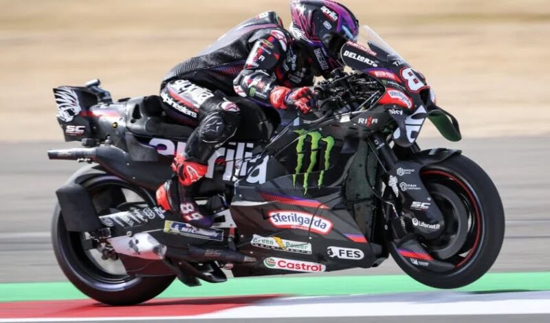 Jorge Martin menjadi pebalap tercepat pada sesi kualifikasi MotoGP Inggris 2026 di Sirkuit Silverstone, Sabtu (9/8/2026). (Crash)
