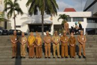 Aparatur Sipil Negara (ASN) Pemerintah Provinsi Lampung berfoto bersama usai Apel Gabungan di Komplek Kantor Gubernur Lampung