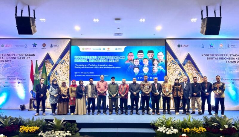 Foto bersama Kepala Perpusnas RI, Rektor UMY beserta jajarannya, dan pembicara seminar KPDI ke-17 dari University of Maryland, Amerika Serikat dan Professor of Practice in the College of Liberal Arts