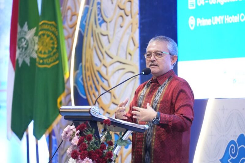  Kepala Perpustakaan Nasional Republik Indonesia, Prof. E. Aminudin Aziz, M.A., Ph.D., dalam pidato kunci pada hari pertama Konferensi Perpustakaan Digital Indonesia (KPDI) ke-17 di UMY