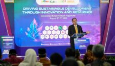 Foto pembukaan 4 konferensi internasional oleh Rektor UMY