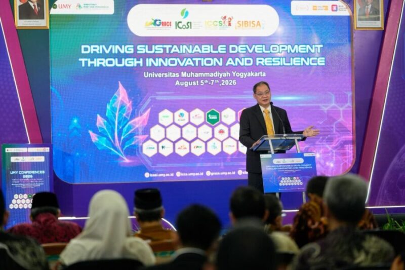 Foto pembukaan 4 konferensi internasional oleh Rektor UMY