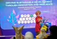 Wakil Rektor Riset, Inovasi, dan Hilirisasi UMY, Dr. Med. dr. Supriyatiningsih, Sp.OG., M.Kes., dalam pidato penutupan rangkaian konferensi internasional UMY