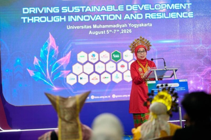 Wakil Rektor Riset, Inovasi, dan Hilirisasi UMY, Dr. Med. dr. Supriyatiningsih, Sp.OG., M.Kes., dalam pidato penutupan rangkaian konferensi internasional UMY