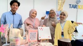 tim ReStitch UMY saat mengikuti pameran produk inovasi