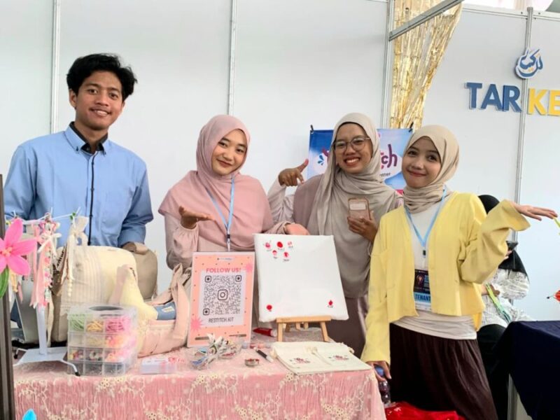 tim ReStitch UMY saat mengikuti pameran produk inovasi