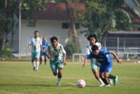 Foto lomba Sepakbola yang diikuti oleh tim PT Telkom Indonesia melawan UPY dalam rangka semarak HUT ke-81 RI yang digelar oleh UMY di Lapangan Sepakbola UMY