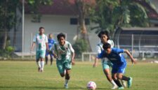 Foto lomba Sepakbola yang diikuti oleh tim PT Telkom Indonesia melawan UPY dalam rangka semarak HUT ke-81 RI yang digelar oleh UMY di Lapangan Sepakbola UMY
