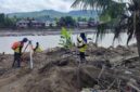 Unit Hidrologi dan Kualitas Air BWS Sumatera I bersama Balai Teknik Sungai dan Relawan Kementerian PU melakukan pengukuran tampang Sungai Krueng Meureudu. dok. Satgas PRR/Kementerian PU