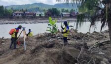 Unit Hidrologi dan Kualitas Air BWS Sumatera I bersama Balai Teknik Sungai dan Relawan Kementerian PU melakukan pengukuran tampang Sungai Krueng Meureudu. dok. Satgas PRR/Kementerian PU