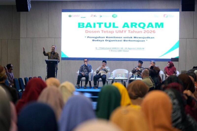 Foto Sekretaris BPH (Badan Pembina Harian) UMY, H. Arba Riksawan Qomaru, S.E., saat menyampaikan sambutan dalam kegiatan Baitul Arqam dosen tetap UMY