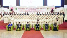 Foto bersama mahasiswa Profesi Ners UMY yang baru saja diambil sumpahnya bersama pimpinan UMY, FKIK UMY, Majelis Diktilitbang PP Muhammadiyah, dan PPNI
