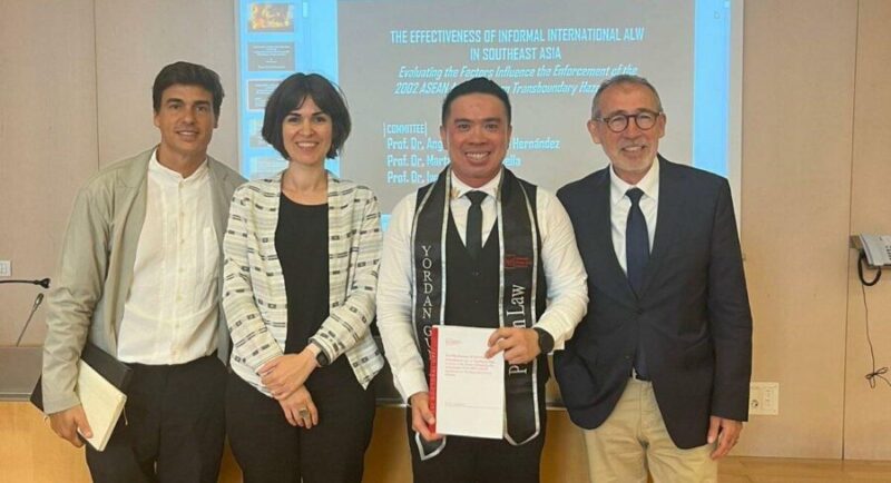 Dosen Fakultas Hukum UMY, Yordan Gunawan (dua dari kanan foto) setelah melakukan sidang doktoralnya di Universitat Pompeu Fabra, Spanyol