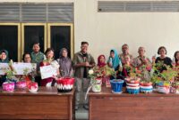 Foto dosen pembimbing tim ReBumi UMY, Cahyo Wisnu Rubiyanto, M.App.Sc., Ph.D., saat mendampingi warga Ambarketawang, Gamping, Sleman, Yogyakarta dalam kegiatan lomba Kreasi Popok Menjadi Pot
