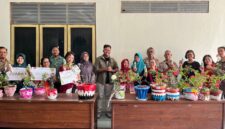 Foto dosen pembimbing tim ReBumi UMY, Cahyo Wisnu Rubiyanto, M.App.Sc., Ph.D., saat mendampingi warga Ambarketawang, Gamping, Sleman, Yogyakarta dalam kegiatan lomba Kreasi Popok Menjadi Pot
