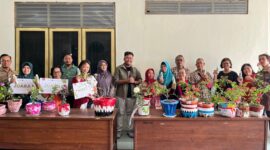 Foto dosen pembimbing tim ReBumi UMY, Cahyo Wisnu Rubiyanto, M.App.Sc., Ph.D., saat mendampingi warga Ambarketawang, Gamping, Sleman, Yogyakarta dalam kegiatan lomba Kreasi Popok Menjadi Pot
