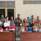 Foto dosen pembimbing tim ReBumi UMY, Cahyo Wisnu Rubiyanto, M.App.Sc., Ph.D., saat mendampingi warga Ambarketawang, Gamping, Sleman, Yogyakarta dalam kegiatan lomba Kreasi Popok Menjadi Pot
