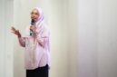 Dosen FKG UMY menjelaskan tentang penggunaan behel kepada masyarakat Temanggung dalam kegiatan talk show kesehatan gigi di Auditorium Graha Bhumi Phala, Temanggung.