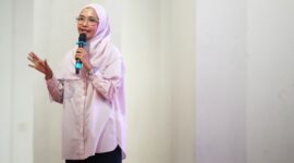Dosen FKG UMY menjelaskan tentang penggunaan behel kepada masyarakat Temanggung dalam kegiatan talk show kesehatan gigi di Auditorium Graha Bhumi Phala, Temanggung.
